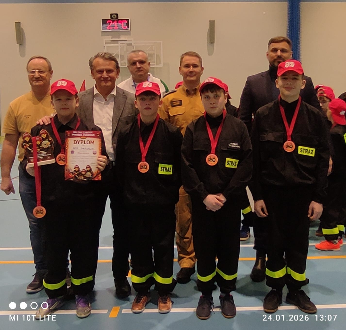 Na zdjęciu jedna z drużyn pozuje z medalami i dyplomem. Na fotografii także wójt Siedlca i burmistrz Wolsztyna.