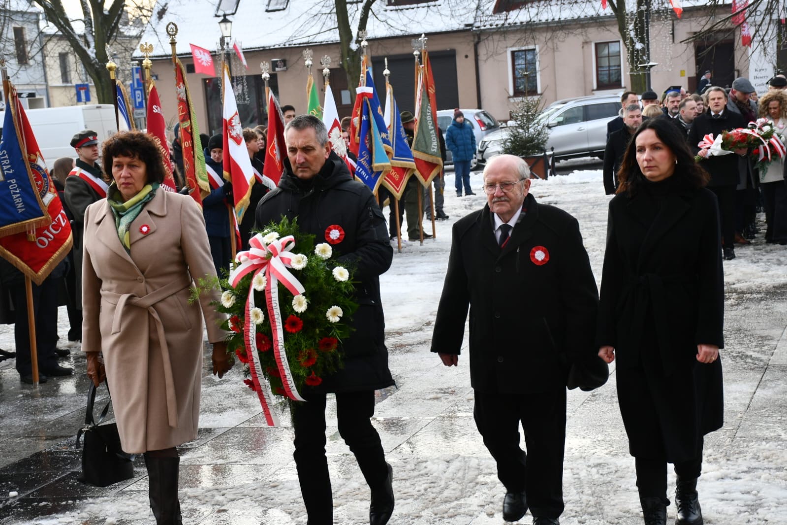 Na fotografii widoczna delegacja z Przemętu: wójt Janusz Frąckowiak, radna gminy Przemęt Joanna Koziołek, kierownik Wydziału Promocji i Turystyki Patrycja Pabich oraz pan Antoni Fornalski. Zdjęcie wykonano podczas składania wiązanki przez delegacje.