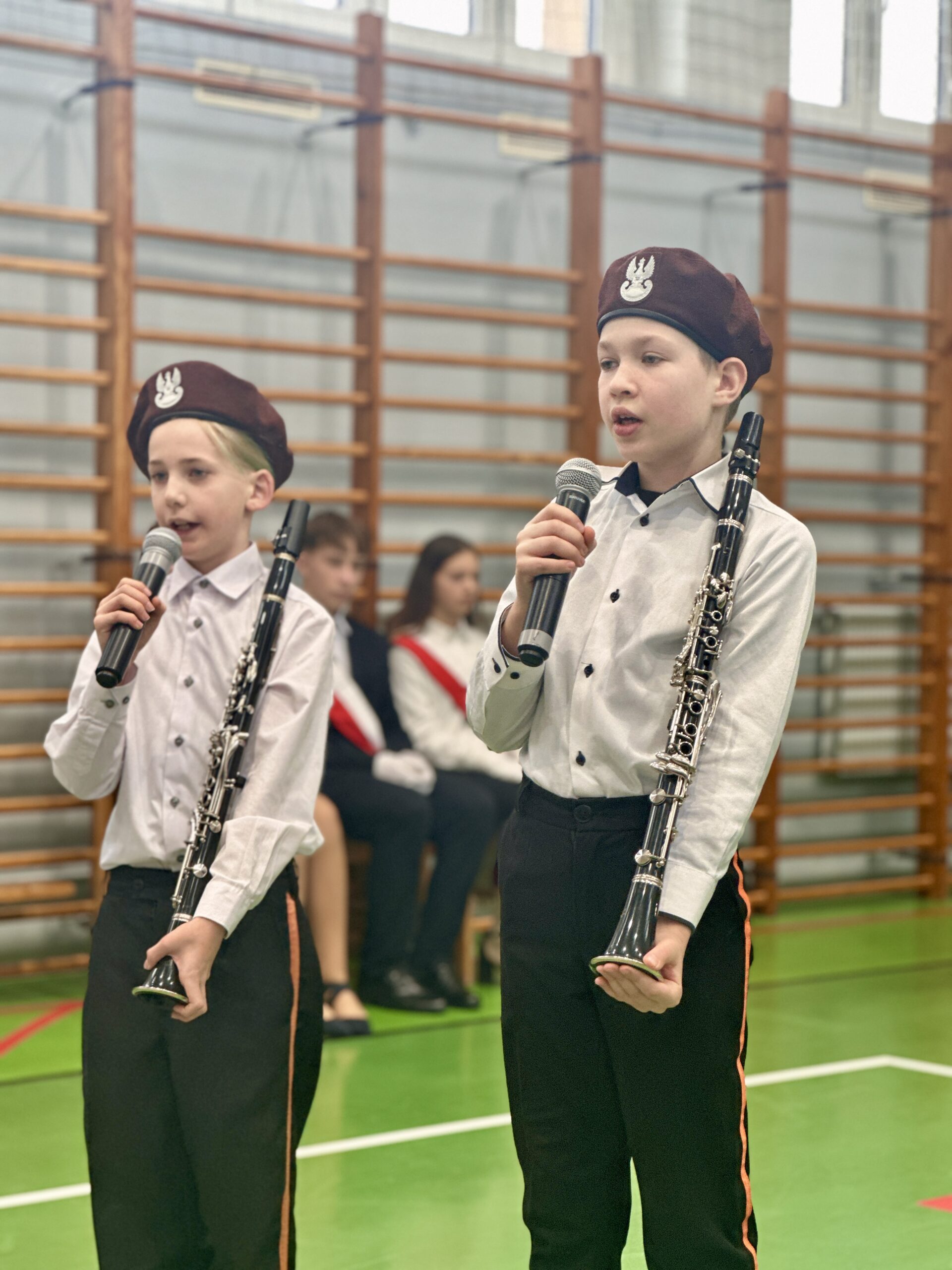 Na fotografii widoczny występ artystyczny dwóch chłopców.