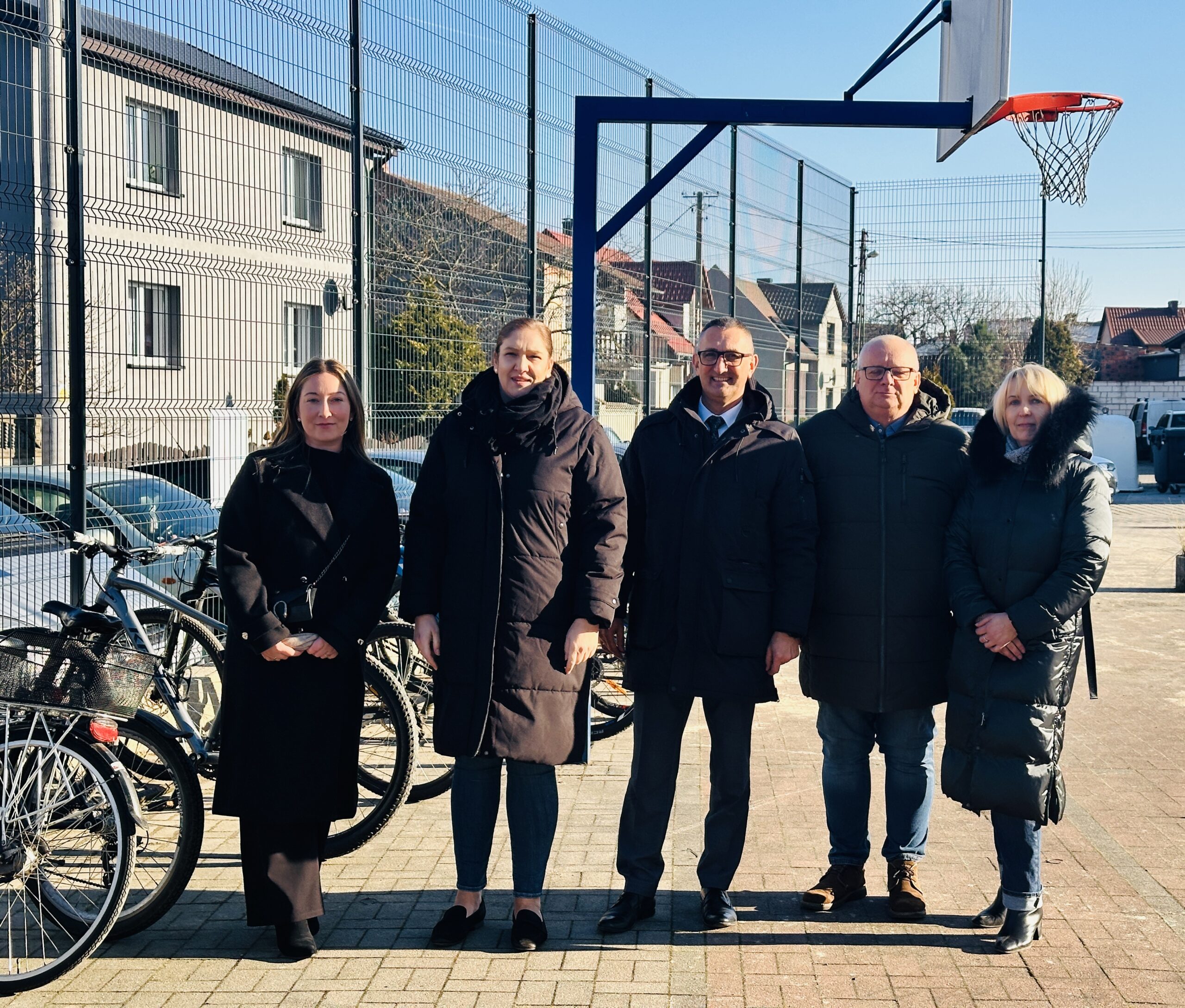 Na zdjęciu wójt gminy Janusz Frąckowiak, dyrektor Zespołu Szkół Roman Smoczyk wraz z wicedyrektor Joanną Kalitką, sołtys Przemętu Anna Kubala oraz kierownik oświaty i sportu Marta Sobierajska.