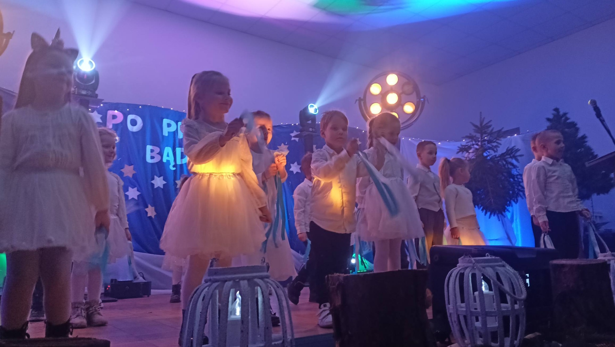 Na fotografii widoczni są przedszkolacy występujący na scenie.