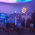 Na fotografii widoczna dyrektor przedszkola, która przemawia podczas wydarzenia.