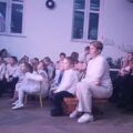 Na zdjęciu widoczne dzieci i osoby dorosłe.