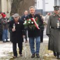 Na zdjęciu widoczna jest delegacja złożona z trzech mężczyzn.