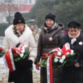 Na zdjęciu widoczna jest delegacja złożona z trzech kobiet.