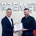 Na zdjęciu wójt oraz przedstawiciel klubu "Sporting Przemęt".