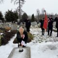 Na zdjęciu widoczna jest przewodnicząca rady gminy, która składa znicz na grobie.