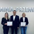 Na zdjęciu wójt oraz przedstawicielki klubów "Helios Bucz" oraz "Judo Pohl Przemęt".