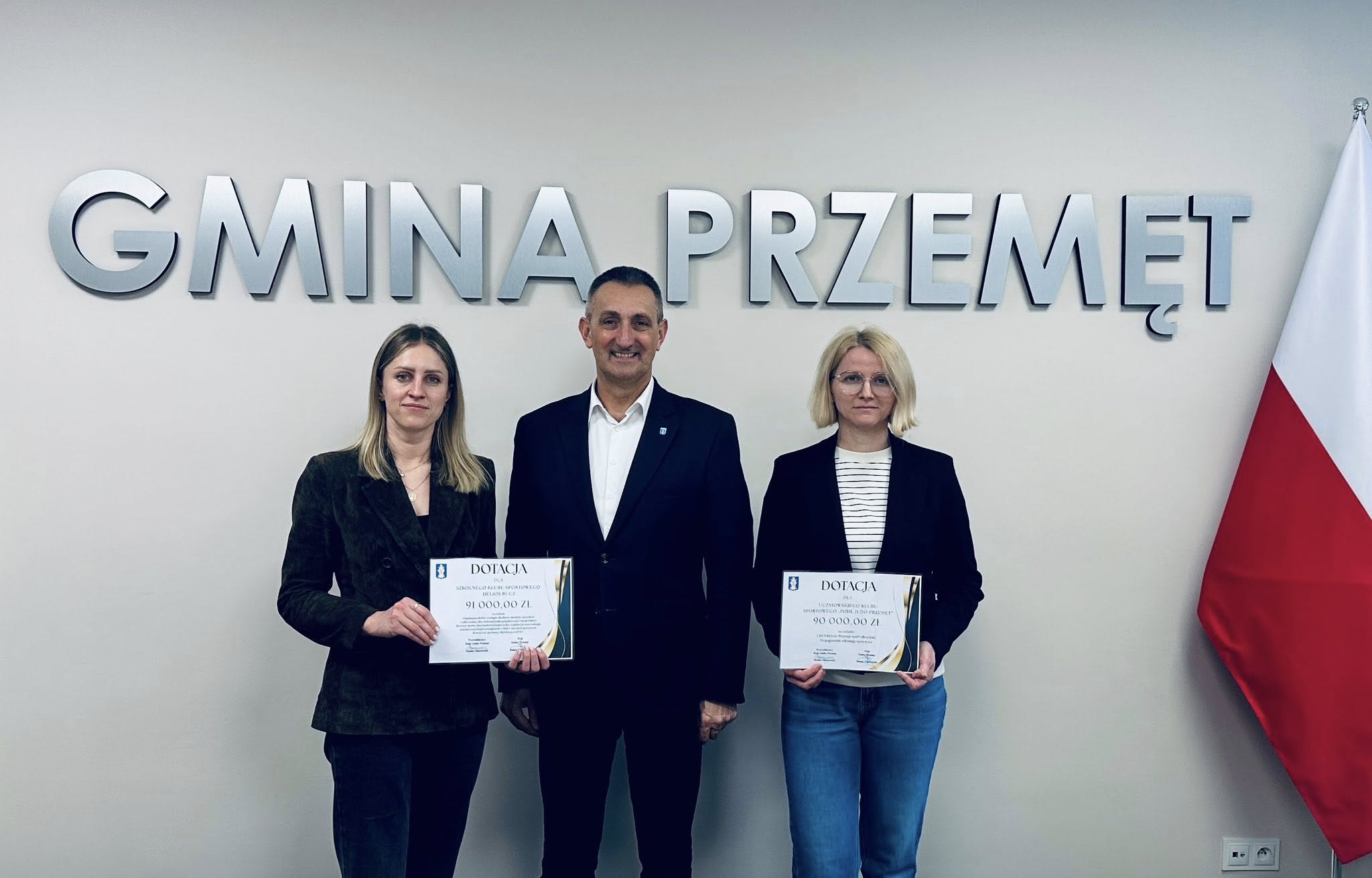 Na zdjęciu wójt oraz przedstawicielki klubów "Helios Bucz" oraz "Judo Pohl Przemęt".