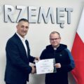 Na zdjęciu wójt oraz przedstawiciel "Stowarzyszenia Paradoks"