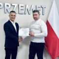 Na zdjęciu wójt oraz przedstawiciel klubu "Sokół Kaszczor".