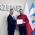Na zdjęciu wójt oraz przedstawiciel klubu "Rywal Klon Mochy".