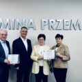 Na zdjęciu wójt oraz przedstawicielki stowarzyszenia "Emerytów, Rencistów i Inwalidów Koło w Mochach" oraz przedstawiciel stowarzyszenia "Przyjaciół Moch".