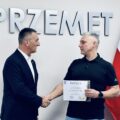 Na zdjęciu wójt oraz przedstawiciel klubu "KUK-SON Pawłowice".