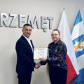 Na zdjęciu wójt oraz przedstawicielka stowarzyszenia gospodarczo-edukacyjnego "Przyjaciele Szkoły".