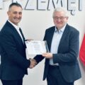 Na zdjęciu wójt oraz przedstawiciel klubu "Azymut Mochy".