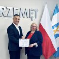 Na zdjęciu wójt oraz przedstawicielka stowarzyszenia "Równi, Ważni, Potrzebni".