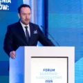 Na zdjęciu mężczyzna, który przemawia z mównicy.