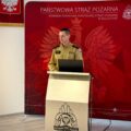 Na zdjęciu widoczny komendant PSP, który przemawia podczas uroczystości.