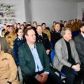 Na fotografii widoczni są strażacy oraz zaproszeni goście, którzy siedzą na sali.
