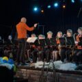 Orkiestra na scenie.