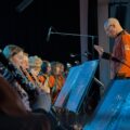 Orkiestra gra utwór.