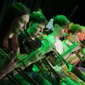 Muzycy grają na instrumentach.
