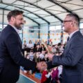 Na zdjęciu wójt gminy Przemęt składa gratulacje burmistrzowi Wolsztyna.