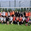 Grupowe zdjęcie zawodników grupy Sporting na tle boiska.