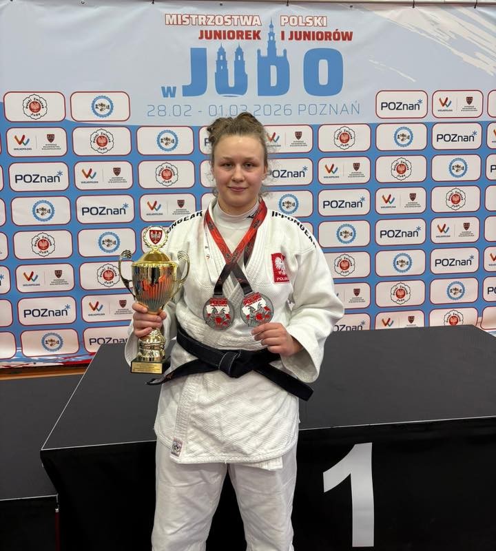 Na fotografii Martyna, która pozuje z medalami i pucharem.