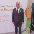 Na fotografii widoczny sołtys Barchlina, który pozuje na tle ścianki.
