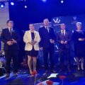 Na fotografii widoczni nagrodzeni sołtysi stojący na scenie.