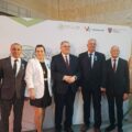 Grupowe zdjęcie, na którym znajdują się nagrodzeni sołtysi z gminy Przemęt oraz marszałek Krzysztof Grabowski.