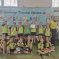 Grupowe zdjęcie drużyny z Moch. Dzieci pozują z dyplomem i medalami.