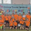 Grupowe zdjęcie drużyny z Przemętu. Dzieci pozują z dyplomem i medalami.