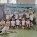 Grupowe zdjęcie drużyny z Bucza. Dzieci pozują z dyplomem i medalami.