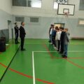 Na zdjęciu widoczna drużyna siatkarska, trener drużyny oraz wójt gminy Przemęt.