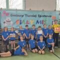 Grupowe zdjęcie drużyny z Starkowa. Dzieci pozują z dyplomem i medalami.