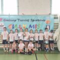 Grupowe zdjęcie drużyny z Kaszczoru. Dzieci pozują z dyplomem i medalami.
