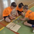 Na zdjęciu widoczna drużyna z Przemętu podczas układania puzzli.