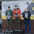Trzech mężczyzn na podium.
