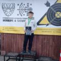 Chłopiec na podium.