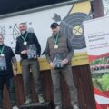 Trzech mężczyzn na podium.