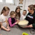Dzieci podczas warsztatów pizzy.