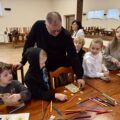 Sołtys gra z chłopcem w "Kółko i krzyżyk"