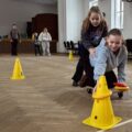 Dwie dziewczynki biorą udział w zawodach sportowych.