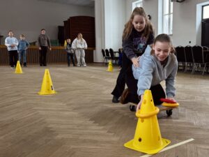 Dwie dziewczynki biorą udział w zawodach sportowych.