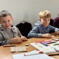 Dwóch chłopców tworzy prace plastyczne.
