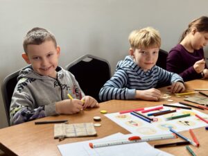 Dwóch chłopców tworzy prace plastyczne.