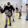 Dzieci biorą udział w zawodach sportowych.